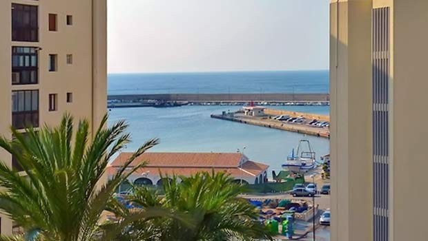 Вид на порт Port Pesquer el Raco из квартиры в Кальпе